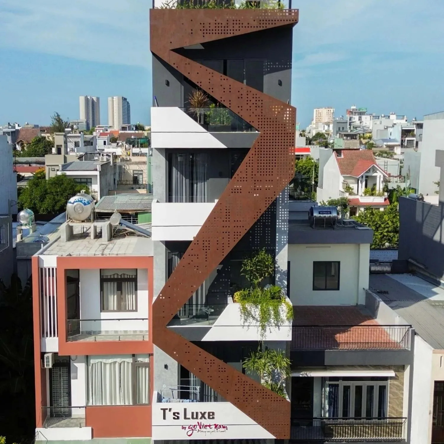 Mặt tiền công trình nổi bật với thiết kế hình khối mạnh mẽ và ấn tượng với lớp thép CNC cách điệu hình tia chớp, không chỉ làm tăng điểm nhấn mà còn có tác dụng chắn nắng cho công trình.